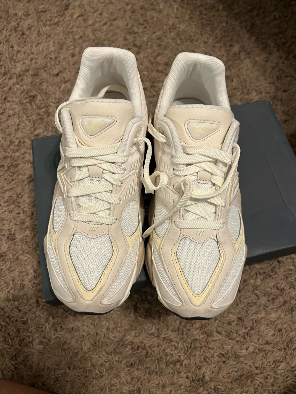 New Balance Women’s White Cream Retro-Style Athletic Sneakers-Kids 7= Women 9 - Picture 6 of 9